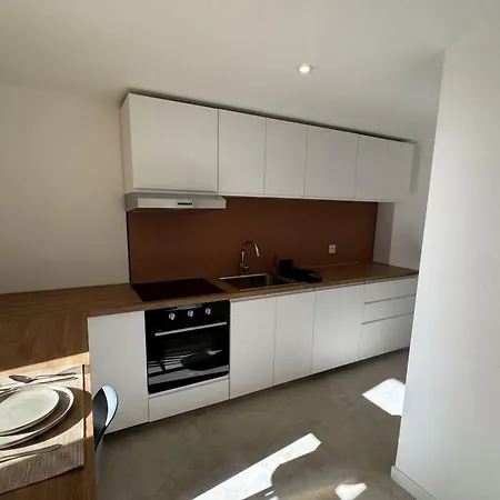 Spacious Renovated In The Heart Of Ним
