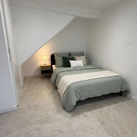 Апартаменты Spacious Renovated In The Heart Of